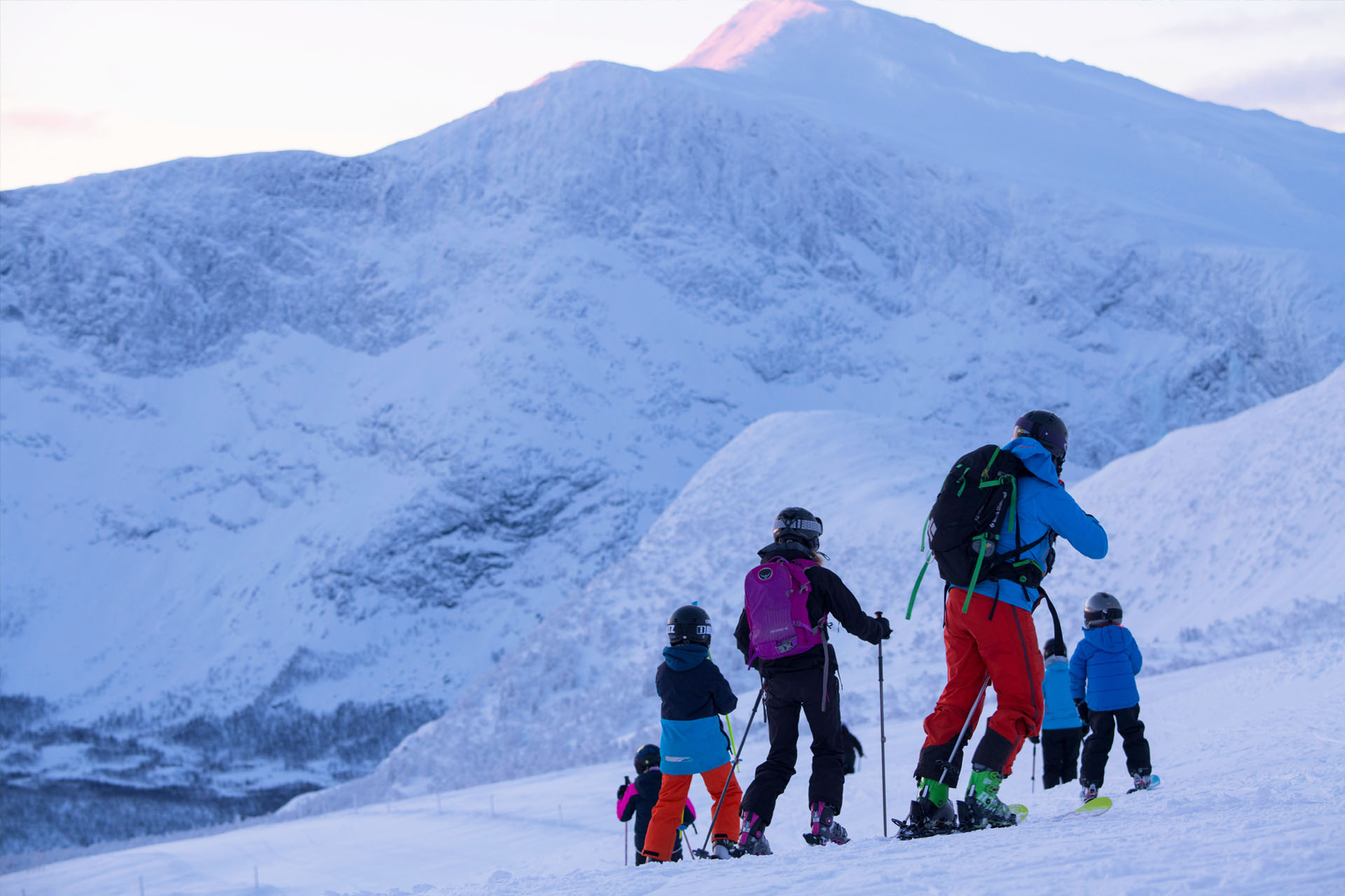 Familj åker skidor i Kittelfjäll med Kittelfjällsliftarna