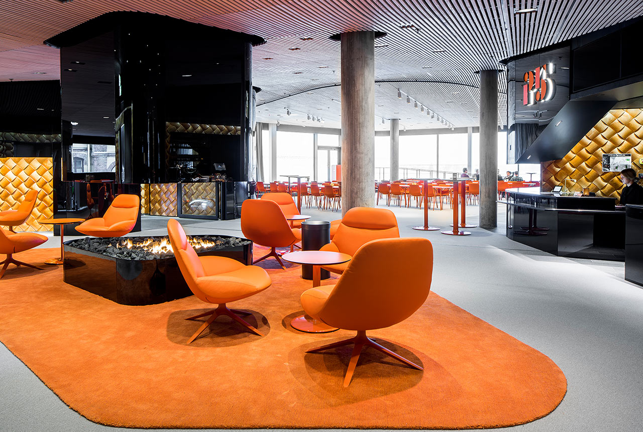 Konferensvåning med orange inredning såsom stolar och matta