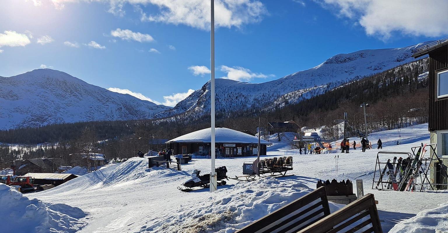 Vinterklätt landskap i skidbacke